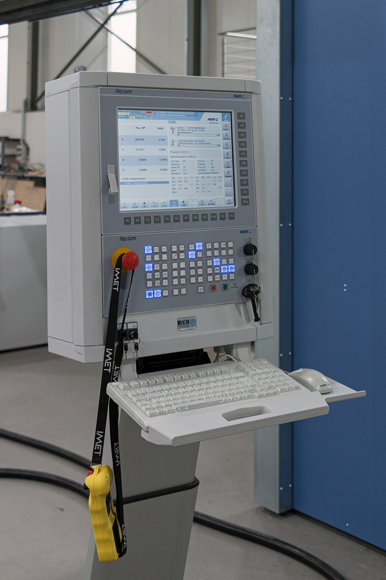 Flexium+ 68 Steuerung mit einem FS153i HMI und MP06 Bedienpanel von NUM.