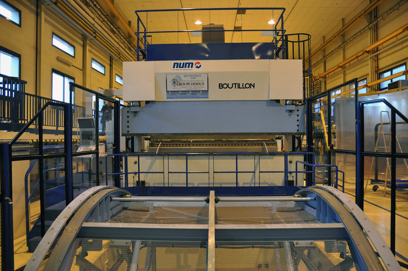 Vista del recipiente dopo la piegatura e del dispositivo di alimentazione in lamiera. Vista del recipiente dopo la piegatura e del dispositivo di alimentazione in lamiera.