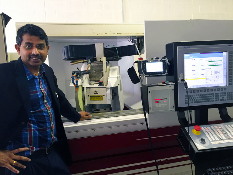 CNC Onestop Präsident, Herr Ven Swaminathan vor der nachgerüsteten (retrofit) Schleifmaschine.