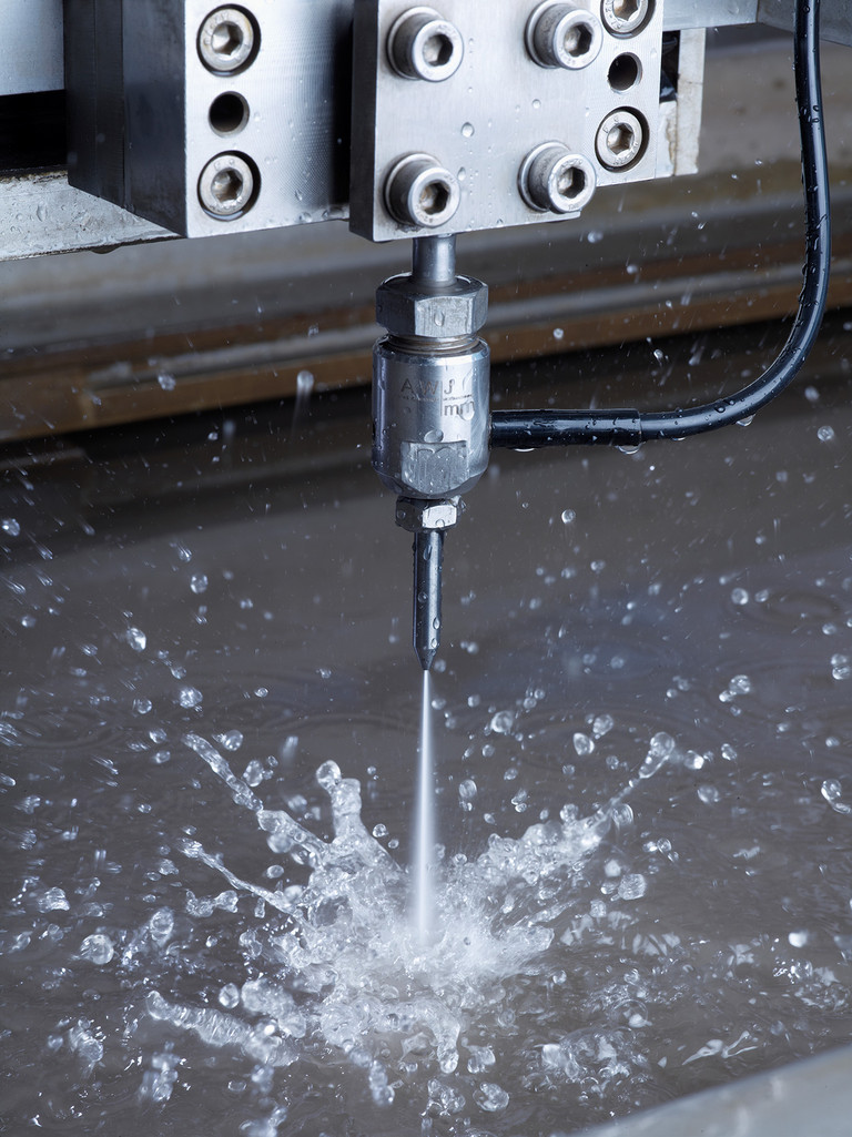 Highly precise water jet >0.3mm.