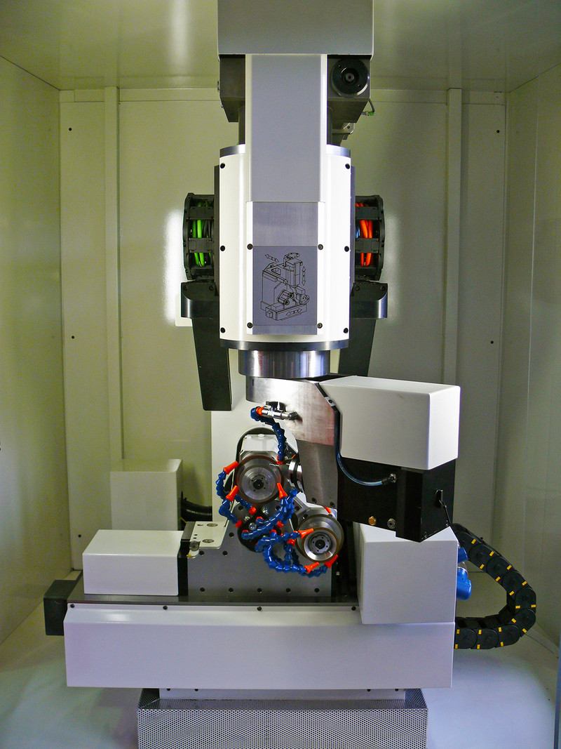 Frontansicht der TG10 mit dem neuen schwenkbaren Schleifscheibenwechsler. Frontansicht der TG10 mit dem neuen schwenkbaren Schleifscheibenwechsler.