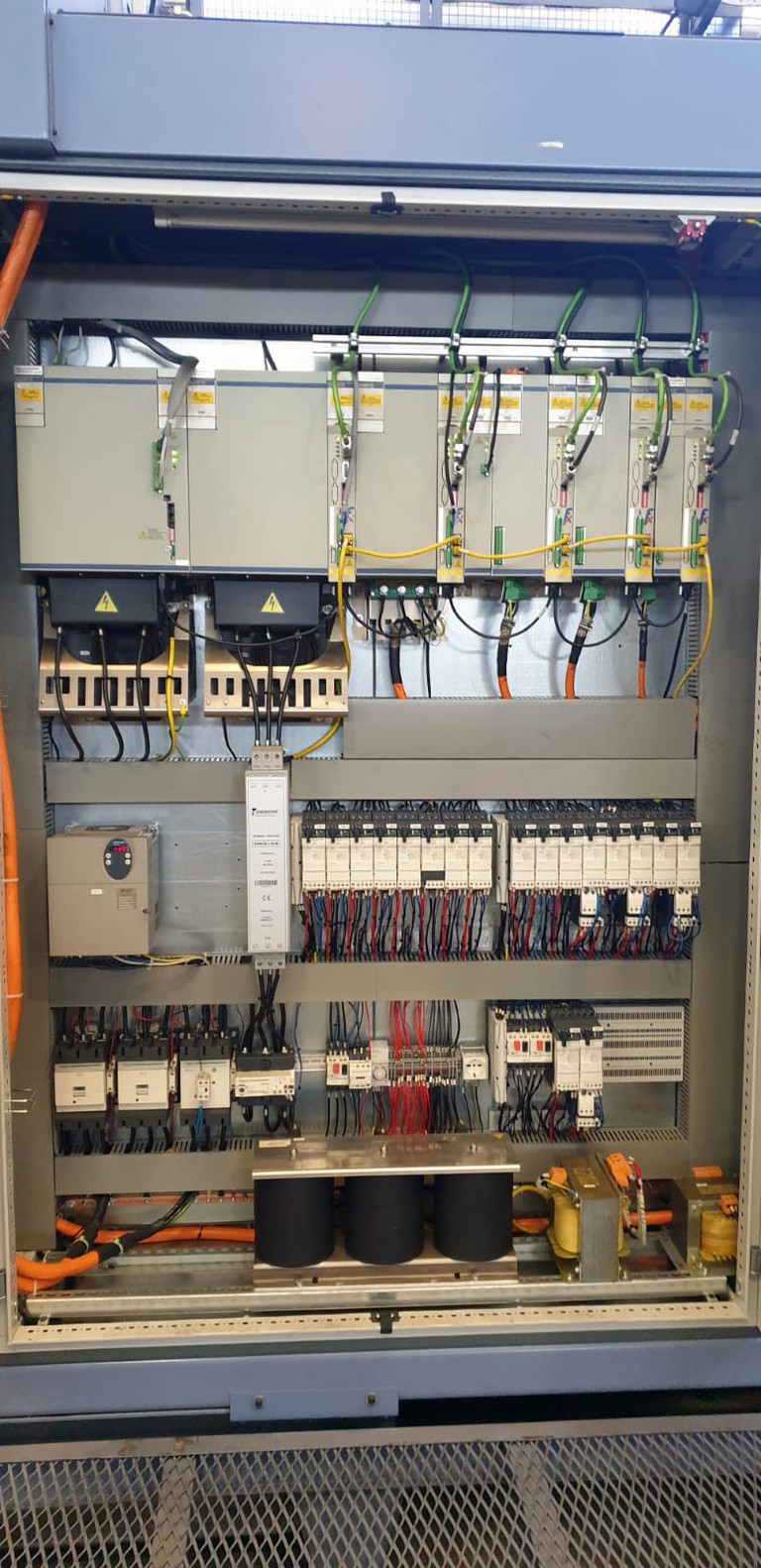 Schaltschrank mit MDLL-Netzteil und MDLUX-Antrieben