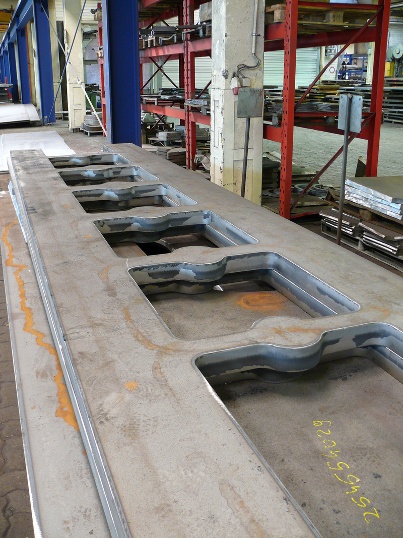 大图:120 mm 厚,已加工的制造组件使用焰切割机后,清洁的未加工边缘照片,右上:成角度切割,含已焊入的轻薄板材部分。