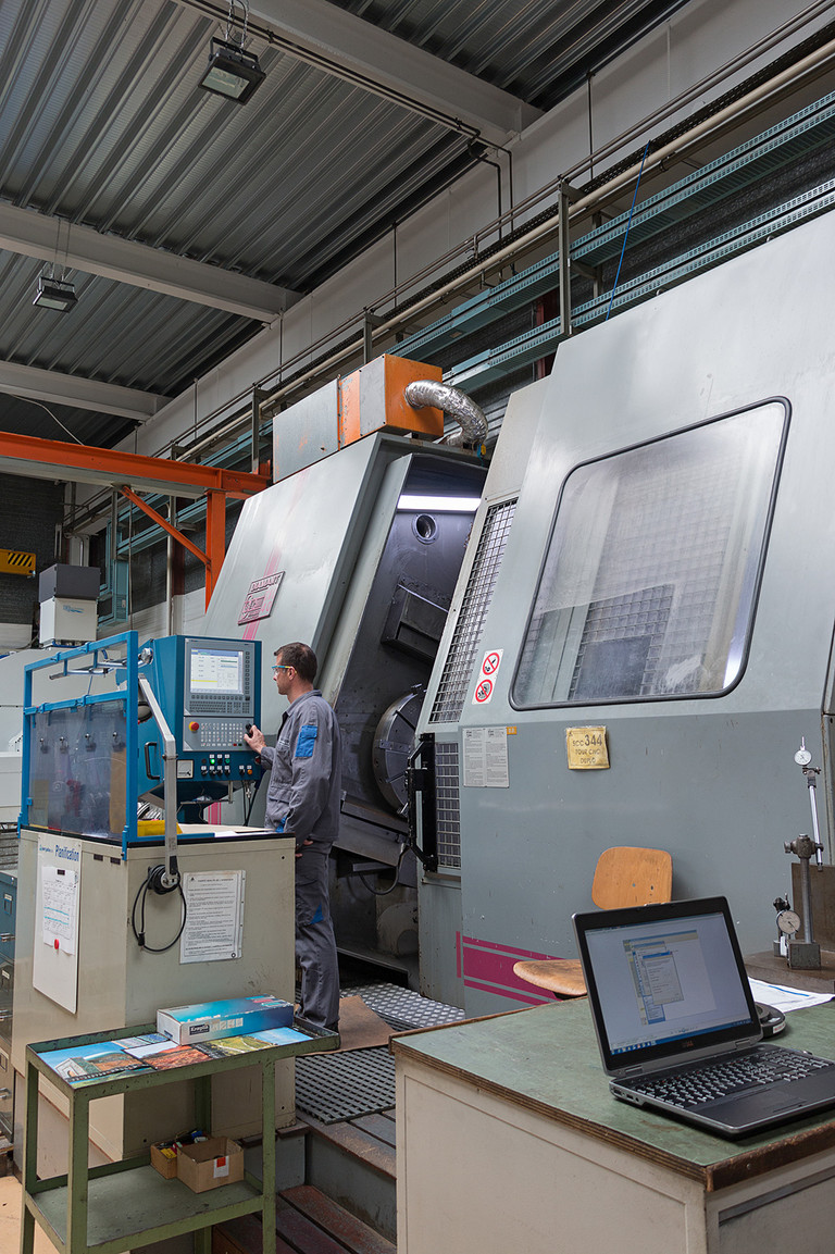 opérateur pilotant la machine CNC modernisée.