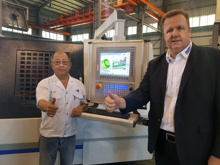 左起:Supertec 总经理 Chu 先生和NUM 亚洲首席战略官 Adrian Kiener