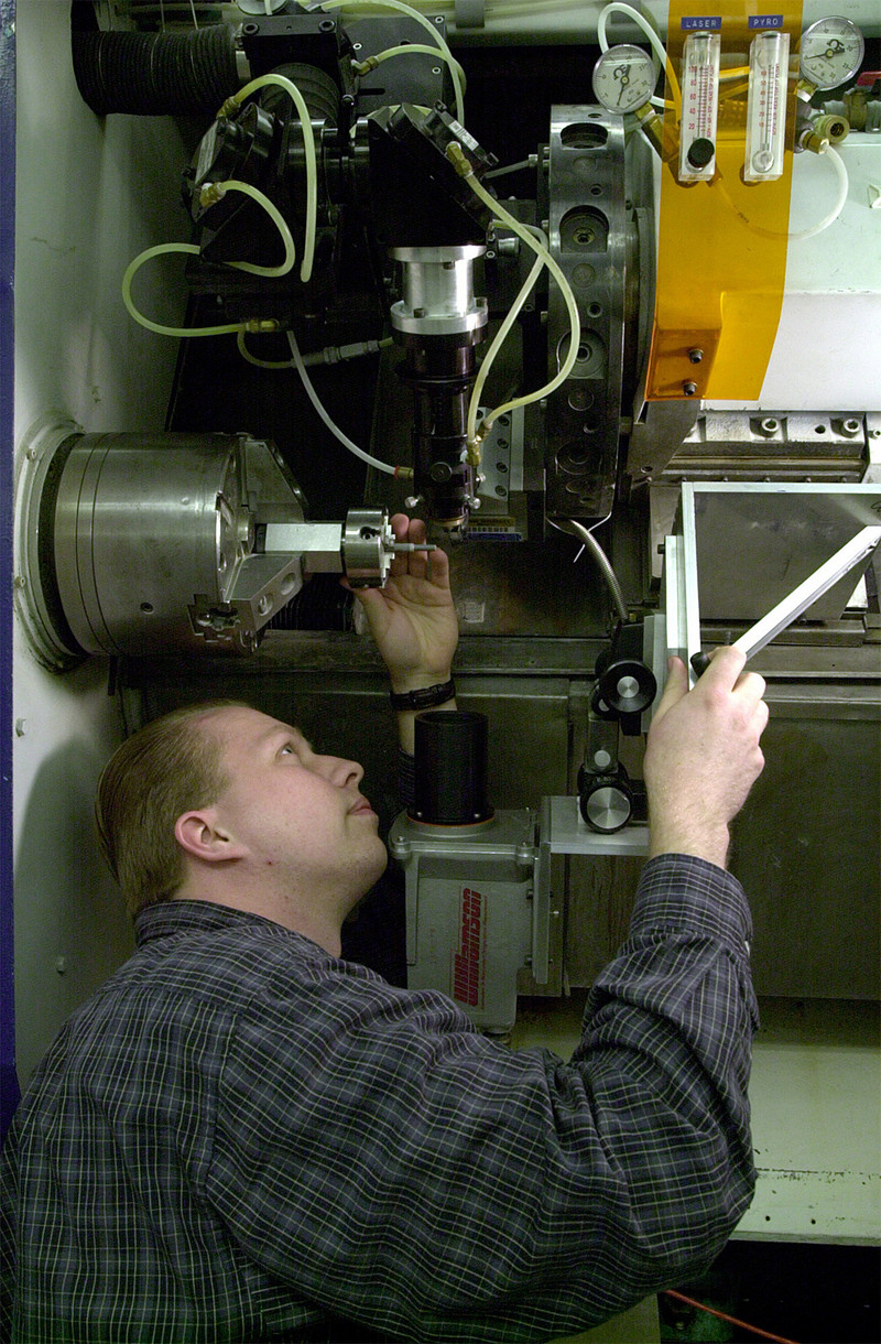 Molte delle macchine CNC nei laboratori di ricerca per la produzione alla Purdue University sono basati su sistemi CNC di NUM, come questo sistema di lavorazione per materiali ceramici assistito da laser.
