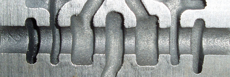 Un esempio tradizionale di efficiente soluzione UNIMERCO all-in-one: un utensile sagomato (Grooving Land Tool) e lo stesso utensile prima e dopo la lavorazione.