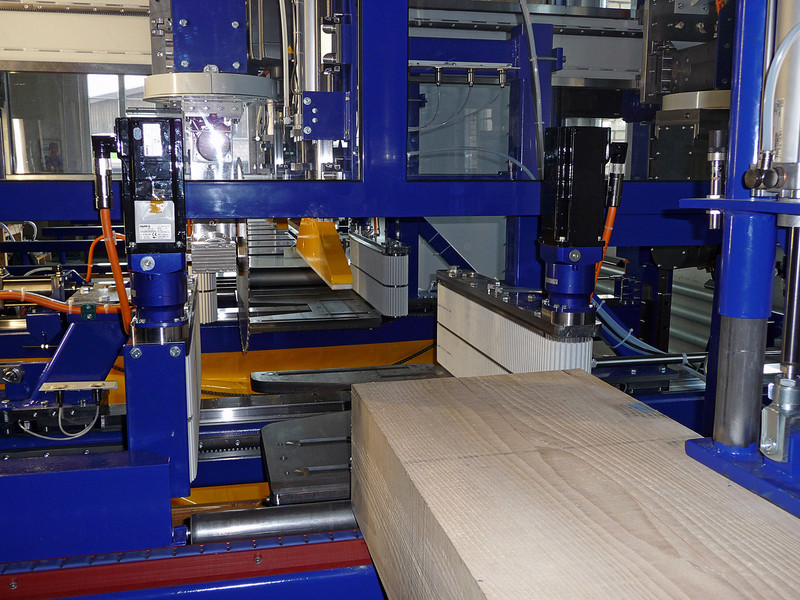 Course de la pièce à usiner sur le centre d‘usinage du bois. Course de la pièce à usiner sur le centre d‘usinage du bois.