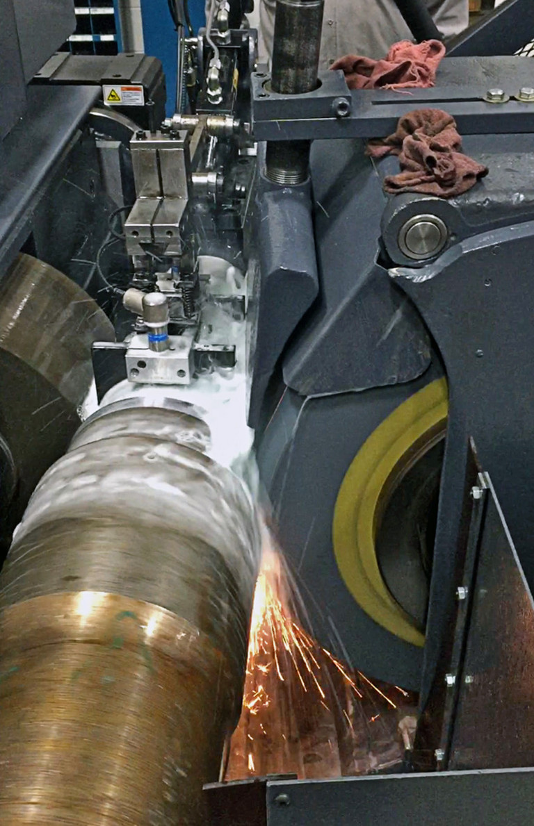 Les mises à niveau mécaniques et électriques étendues sur cette machine de rectification sans centre de Landis comprennent un nouveau système CNC Flexium de NUM.