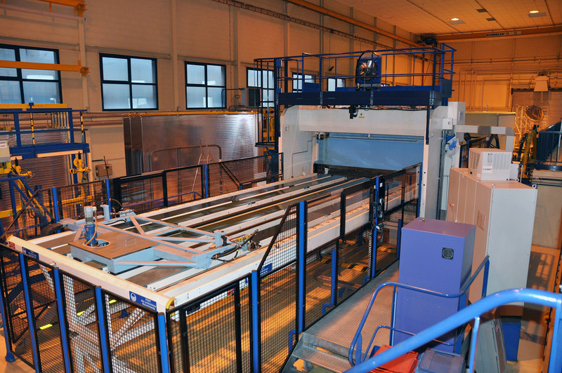 Vista del recipiente dopo la piegatura e del dispositivo di alimentazione in lamiera. Vista del recipiente dopo la piegatura e del dispositivo di alimentazione in lamiera.