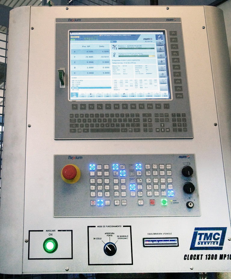 Bedienfeld mit der CNC NUM Flexium+ 68, installiert auf dem Bearbeitungszentrum Tank 1300 MCM