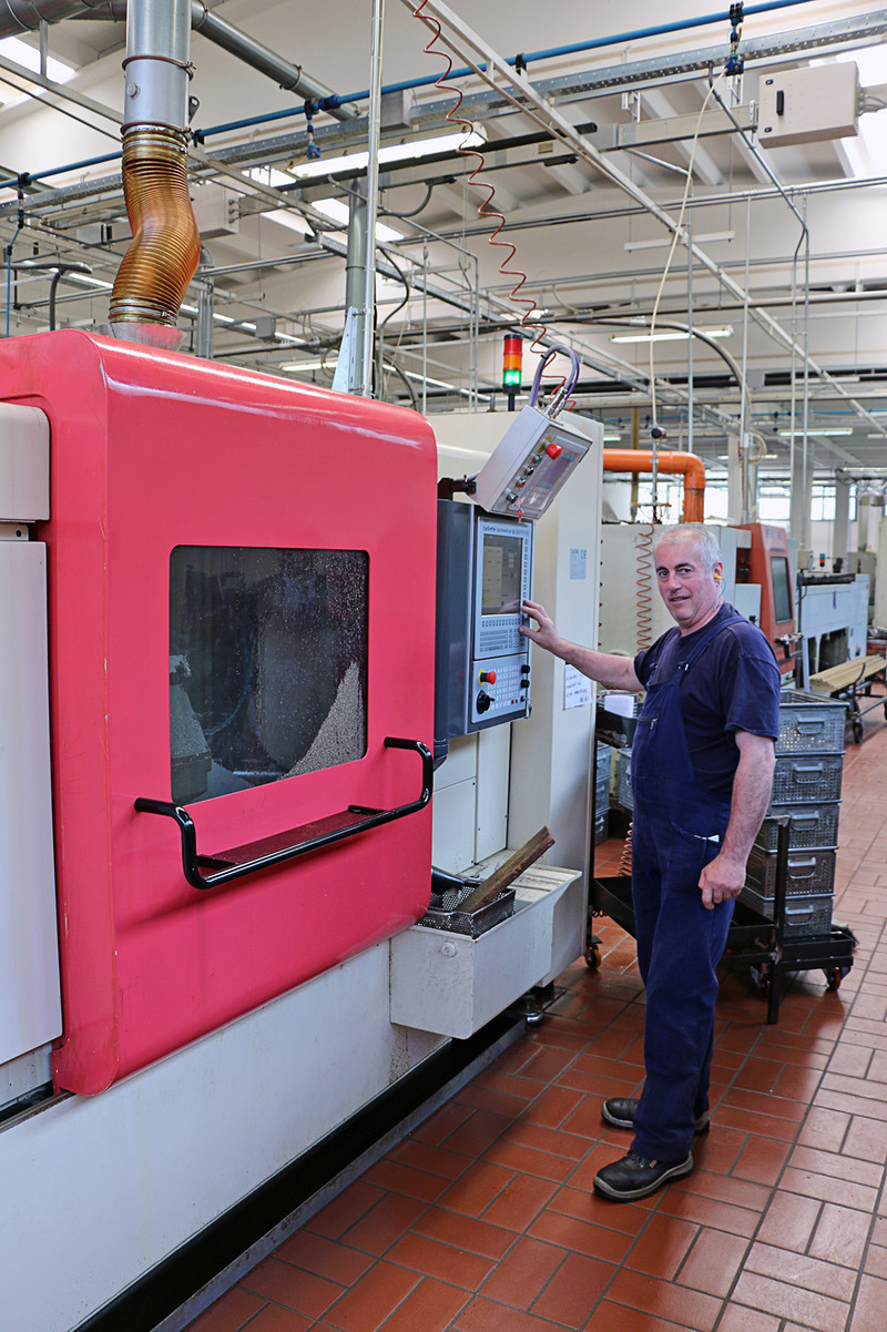 Un operatore che aziona la macchina dal pannello di comando CNC NUM Flexium 68. Un operatore che aziona la macchina dal pannello di comando CNC NUM Flexium 68.