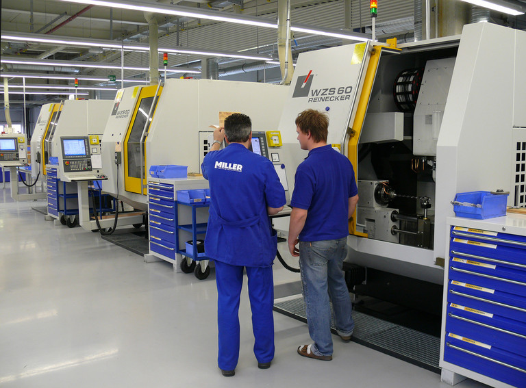 Produktionsmaschinen werden durch wenige Mitarbeiter bedient.