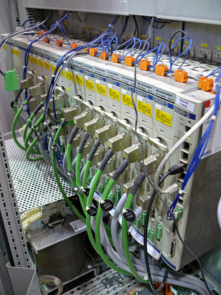 Flexium 68 CNC 系统。